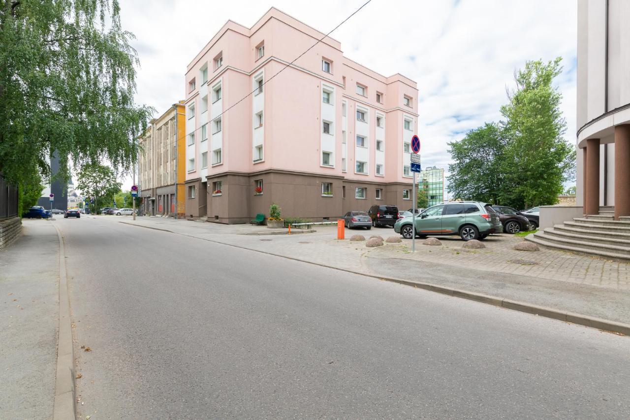 Cozy Stylish Studio Apartment With Free Parking By Centralapartments Талин Екстериор снимка